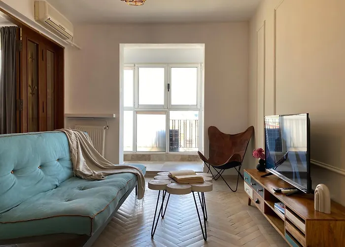 Old Town Overlooking - Vibrant 2br *