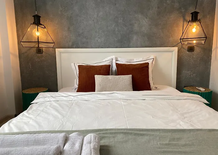 Old Town Overlooking - Vibrant 2br *