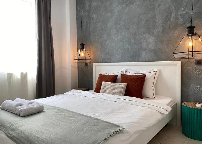 Old Town Overlooking - Vibrant 2br