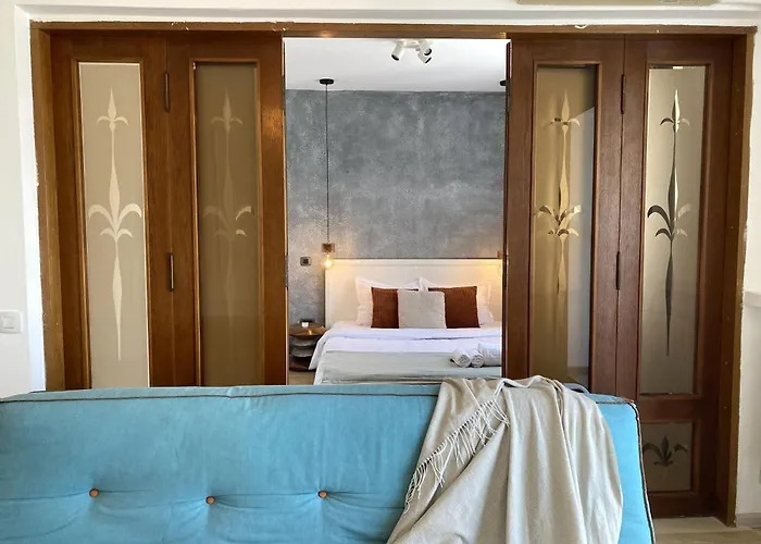 Old Town Overlooking - Vibrant 2br