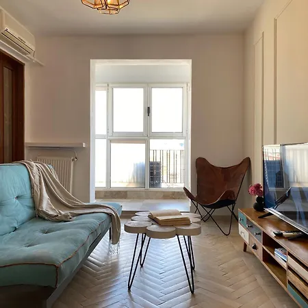 Old Town Overlooking - Vibrant 2br *